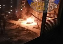 Автомобиль «Жигули» загорелся в одном из читинских дворов на улице Подгорбунского