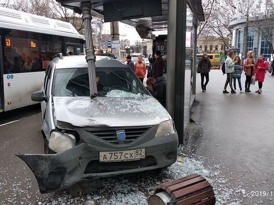 В центре Симферополя автомобиль влетел в остановку - есть травмированные