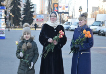 В преддверии празднования Дня матери представители религиозной общественной организации Мухтасибатского собрания мусульман городского округа Серпухов на Юбилейной площади вручали женщинам цветы