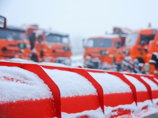 Более 60 спецмашин убирают снег на дорогах Волгограда