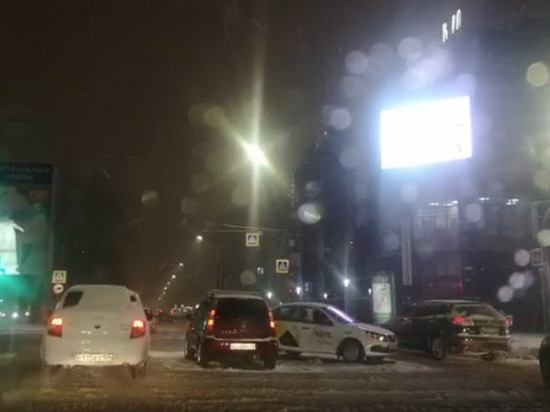 В Волгограде на оживленном перекрестке иномарка столкнулась с такси