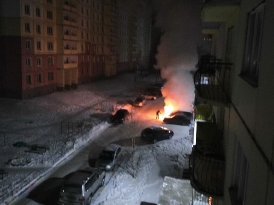 Автомобиль в новокузнецком дворе загорелся посреди ночи