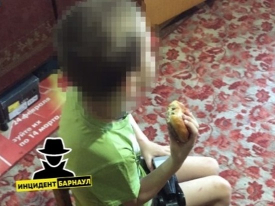 Раздетого, голодного в гематомах мальчика увидели в подъезде барнаульского общежития