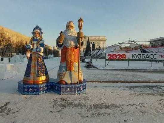 Дед Мороз и Снегурочка из стеклопластика появились на площади Советов в Кемерове