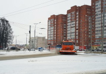 Около 30 единиц спецтехники в течение рабочей смены убирают снег с улиц и дворов Йошкар-Олы и посыпают тротуары песком