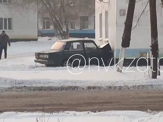 Отечественный автомобиль разбился о жилой дом в Новокузнецке