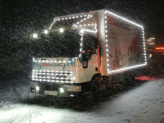 Дед Мороз на светящемся грузовике отправился в поездку по Кузбассу