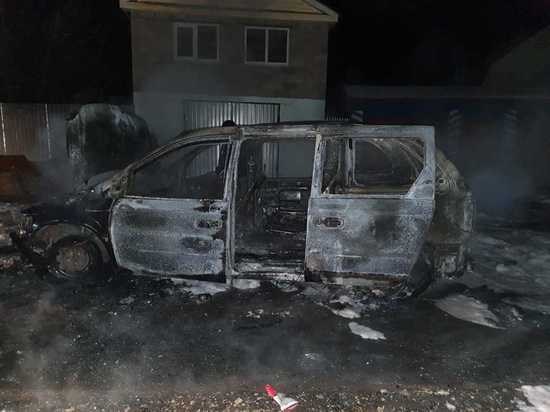 Dodge Caravan сгорел в ночном пожаре в Чувашии