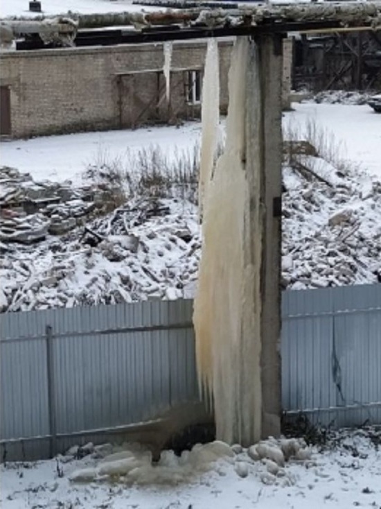 В Костроме обнаружили рекордную семиметровую сосульку