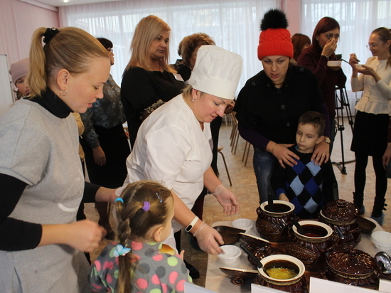В Твери мамы и папы попробовали на вкус еду из детских садов