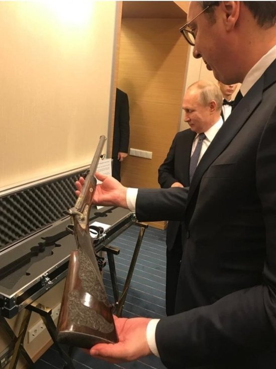 Путин подарил Вучичу ружье первого короля Сербии