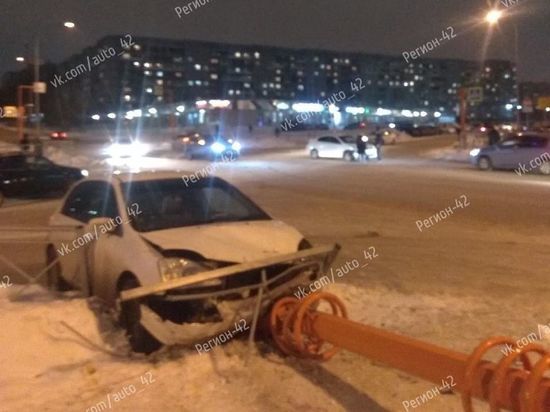 Иномарка уронила светофор в Кемерове  из-за ДТП