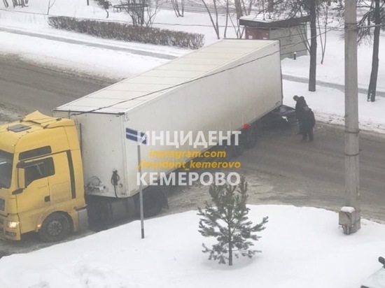 Фура попала в ДТП и перегородила дорогу на бульваре Строителей в Кемерове