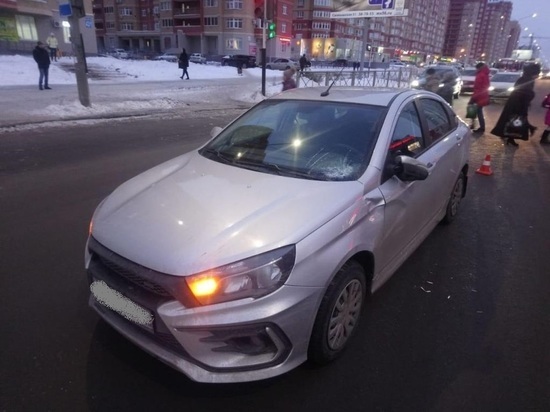 В Оренбурге идущего пешехода на зеленый сигнал светофора сбила машина