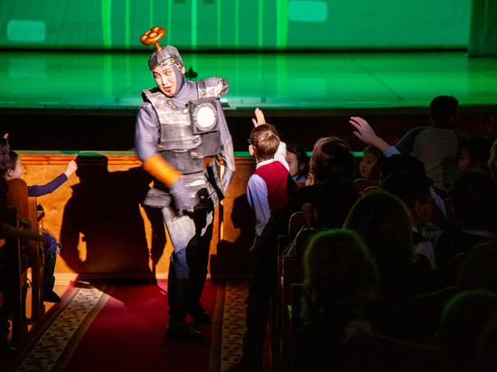 Бурятский театр показал премьеру «Волшебника Изумрудного города» детям с особенностями