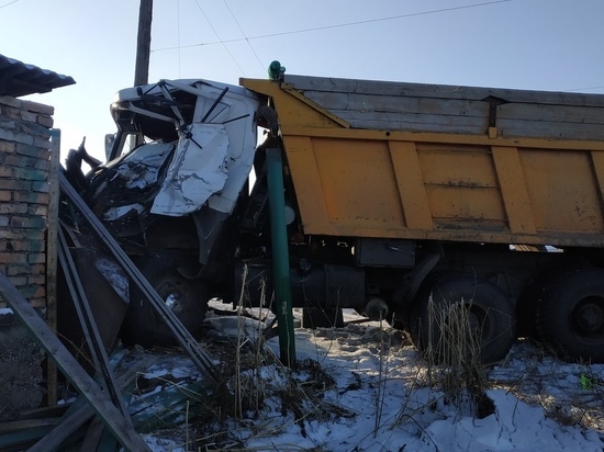 В Ужуре столкнулись два грузовика: есть погибший
