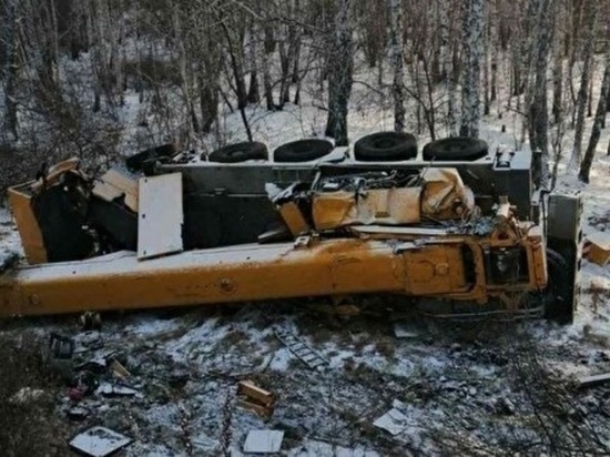 Под Челябинском автокран опрокинулся в кювет во время снегопада