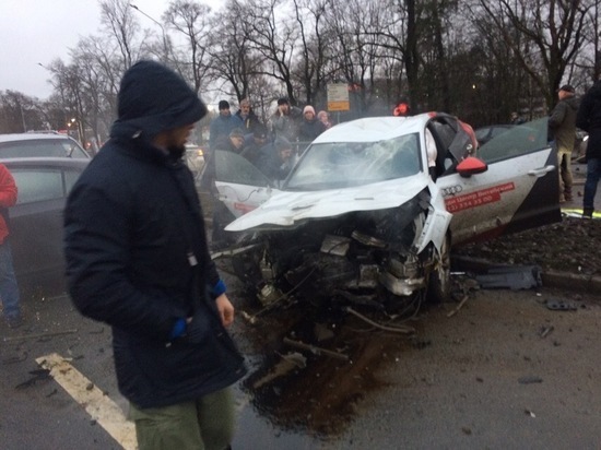Девушка на тест-драйве разбила 13 машин на севере Петербурга