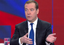 Премьер Дмитрий Медведев заявил, что начал читать в два года — об этом он рассказал во время большого телеинтервью, отвечая на вопрос 9-летней ведущей телеканала «Карусель» Ани Тадыщенко