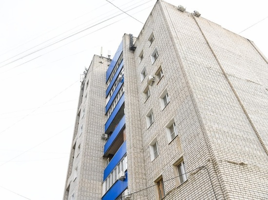 Трагедия на севере Волгограда: из окна многоэтажки выпала женщина