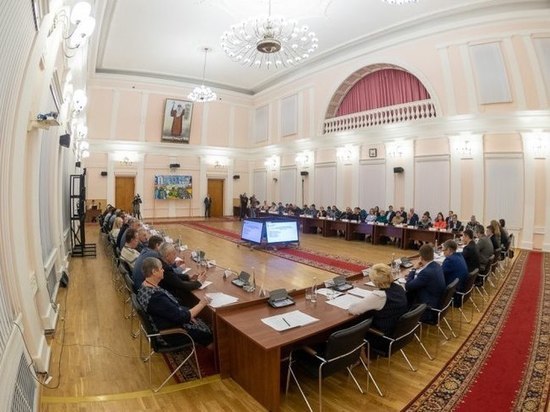 Михаил Ведерников - УК: "Даже лампочки в подъездах меняют только с пинка губернатора"