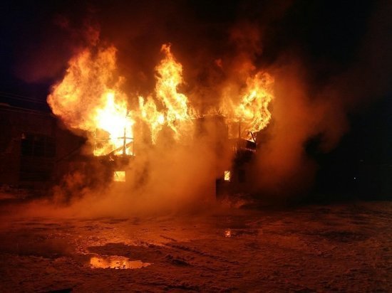 В Тулуне сгорела шиномонтажка с автомобилем
