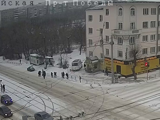 Маршрутка с людьми вылетела на остановку в Челябинске, пассажир впал в кому