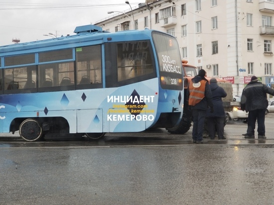 Московский трамвай сошёл с рельсов на остановке КЭМЗ в Кемерове