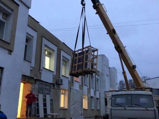 В стене ярославской детской больницы пробили дыру, чтобы смонтировать новое оборудование