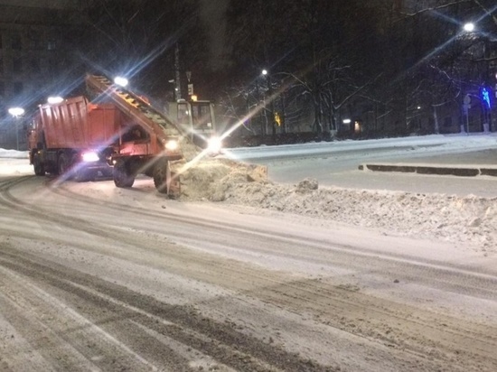 Дорожники вывезли с улиц Кирова 3200 кубометров снега
