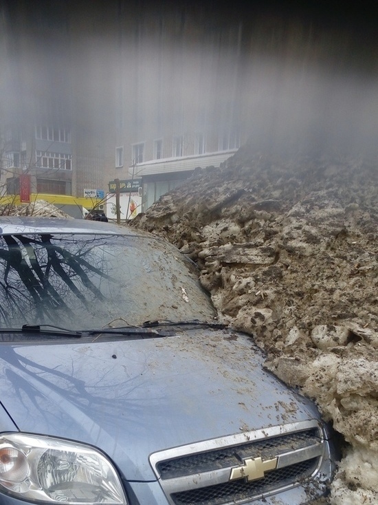 В Кирове дорожники завалили снегом "Ниву"
