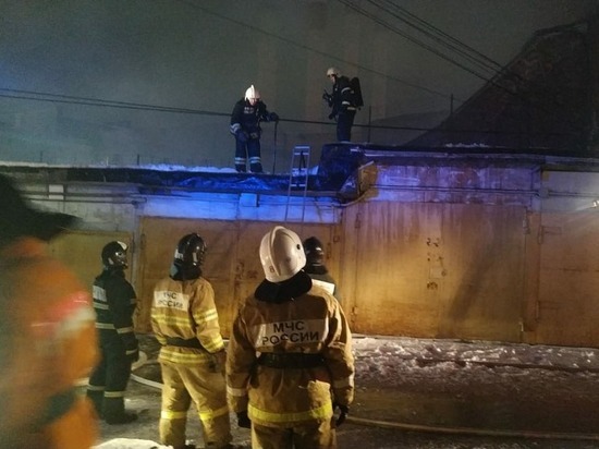 В Екатеринбурге горит трехэтажное здание на улице Радищева