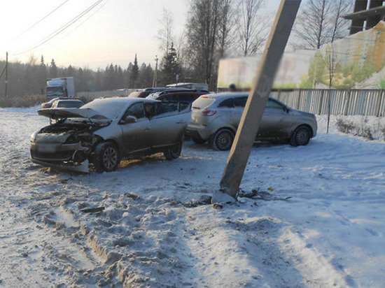 В Ижевске иномарка "Рено" врезалась в опору ЛЭП