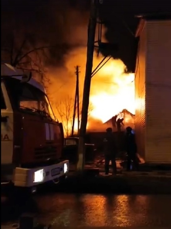 В Костроме пожар уничтожил частный жилой дом и четыре автомобиля