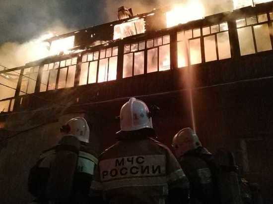 Пожар в центре Екатеринбурга тушили, вскрывая двери и с помощью лафетного ствола