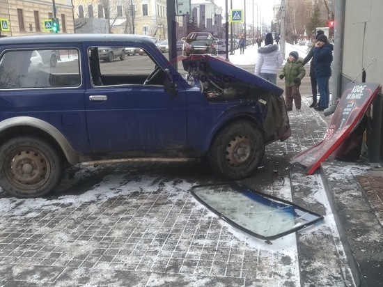 «Адская кухня»: в центре Красноярска внедорожник врезался в кофейню