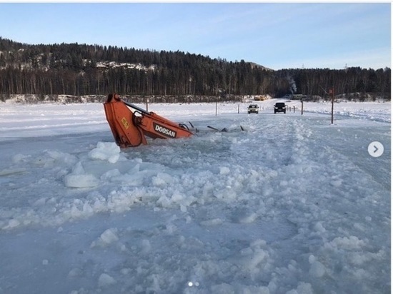 В Бодайбинском районе под лёд Витима ушёл экскаватор