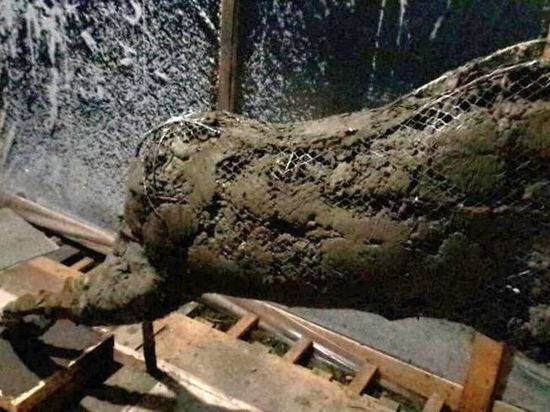 В Никеле восстанавливают изуродованную скульптуру