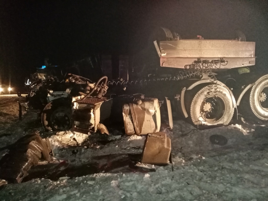 В столкновении грузовиков в Свердловской области погиб водитель КАМАЗа