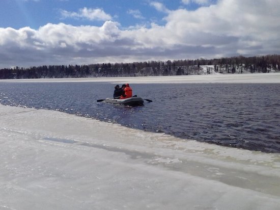 В Костромской области спасли двух рыбаков провалившихся под лед