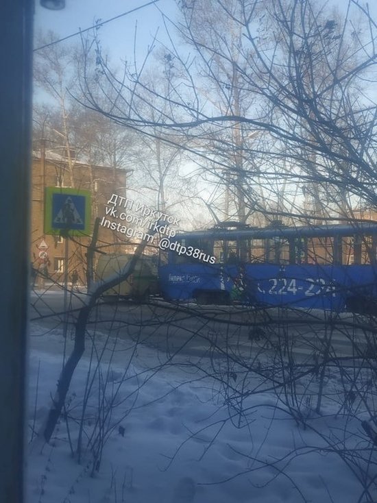 В Иркутске столкнулись трамвай и инкассаторская машина