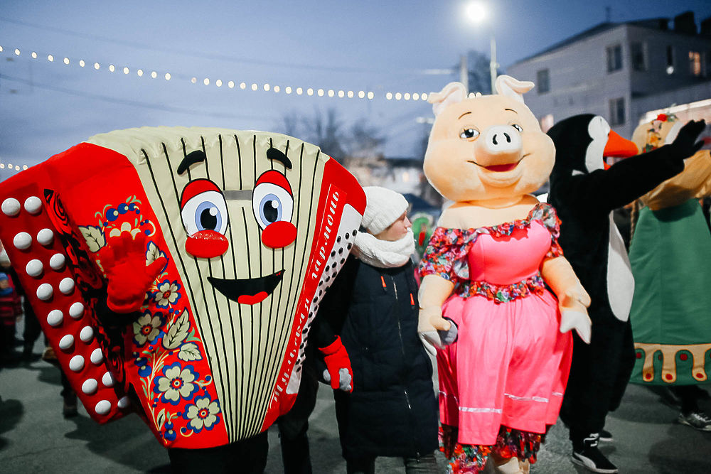 По центру Рязани прошел двухтысячный парад Дедов Морозов