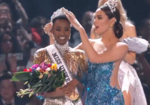 Корона победительницы международного конкурса красоты "Мисс Вселенная" в этом году досталась Зозибини Тунзи из Южно-Африканской Республики