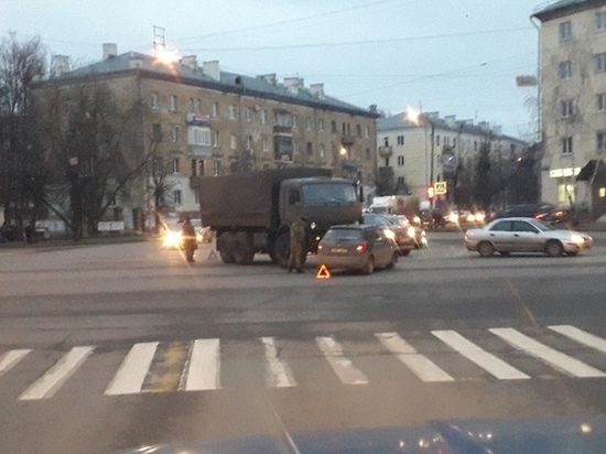 В Костроме военный «КАМАЗ» протаранил иномарку