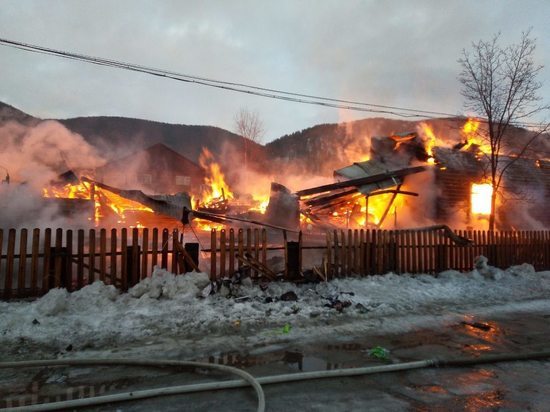 В Бурятии полностью сгорел 12-квартирный деревянный дом