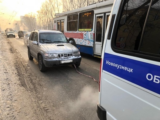 Полицейские в Новокузнецке помогли водителю на заглохшем автомобиле