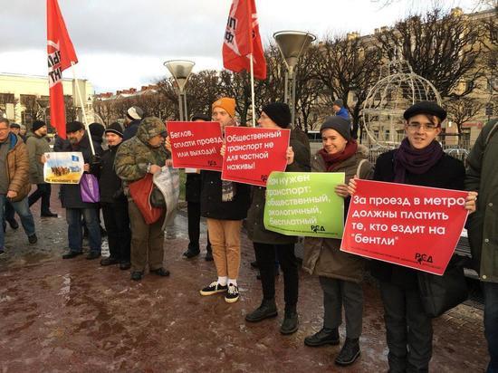 На митинге в Петербурге задержали недовольных подорожанием проезда горожан