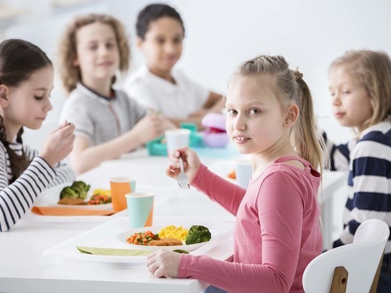 Губернатор НСО потребовал, чтобы в школах детей кормили одинаково