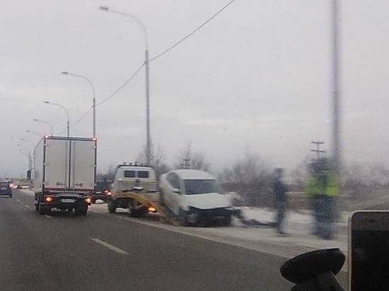 В Хакасии женщина-водитель пострадала после столкновения со столбом