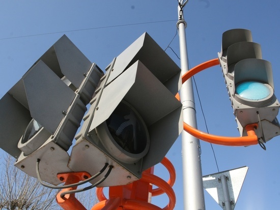 В Кемерове возле издательства на проспекте Октябрьском модернизируют светофор